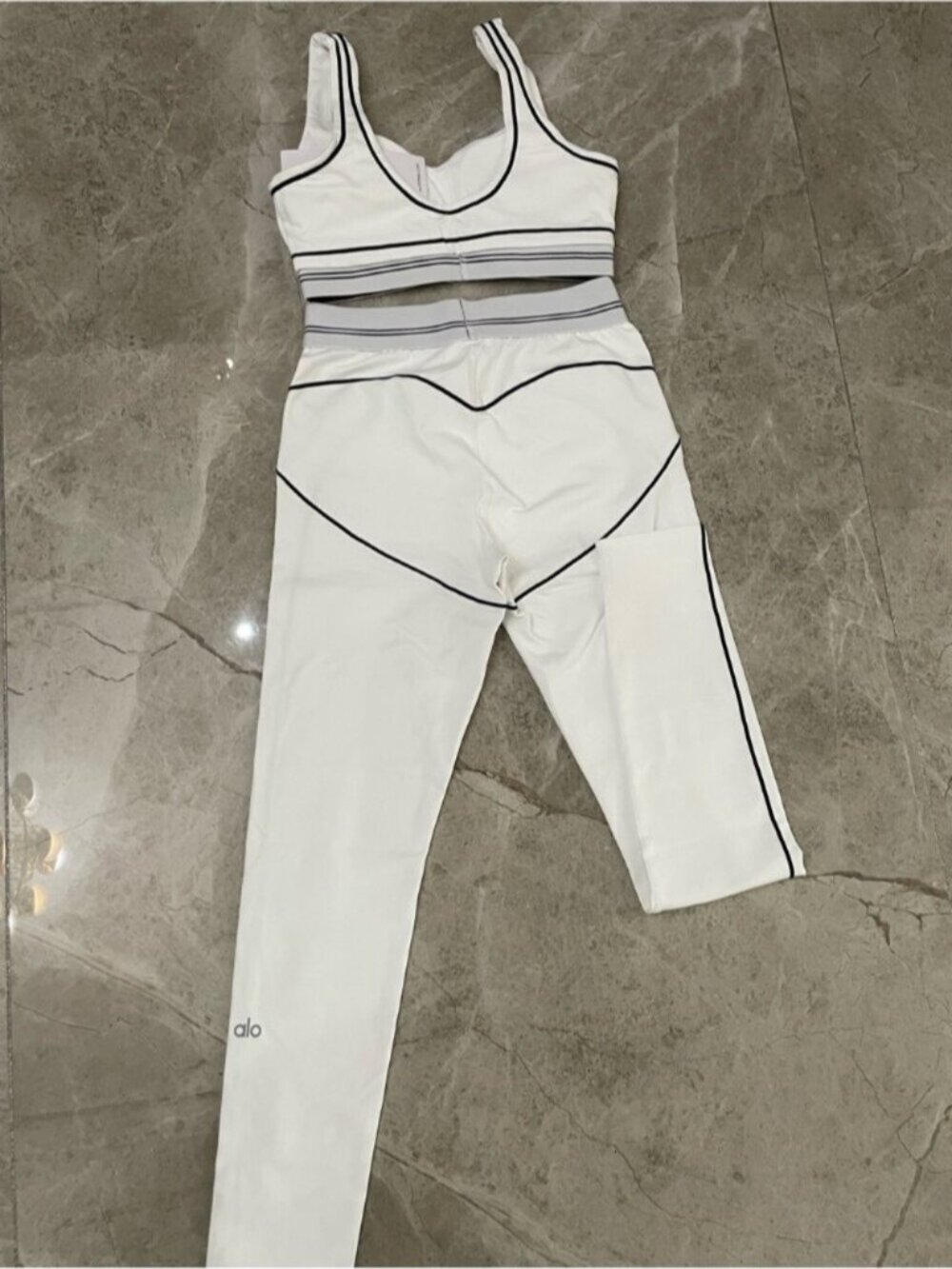 ALO Yoga White High-Rise Leggings with Black Contrast Piping - Picture 5 of 6
